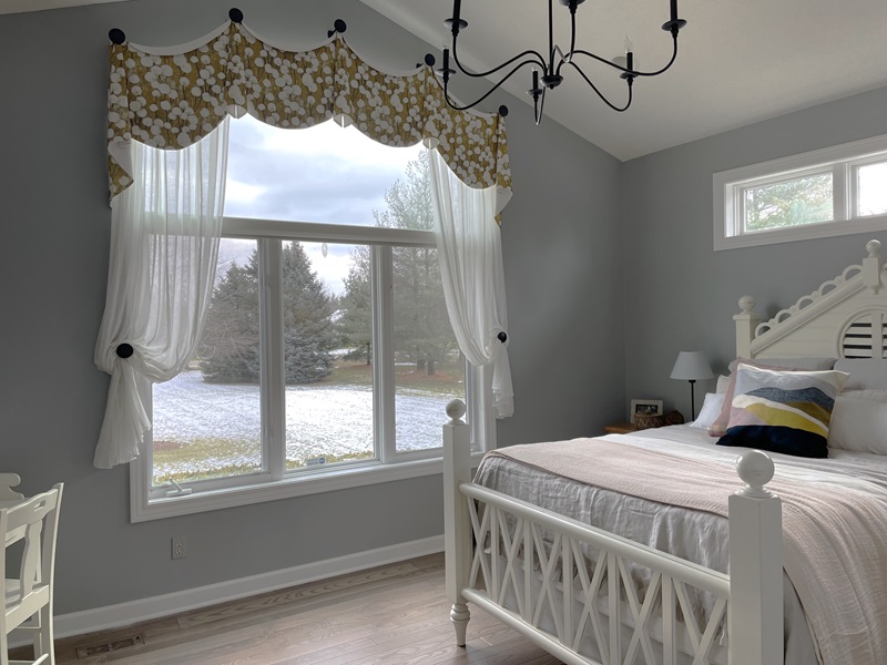 Arched valance with knotted sheers.