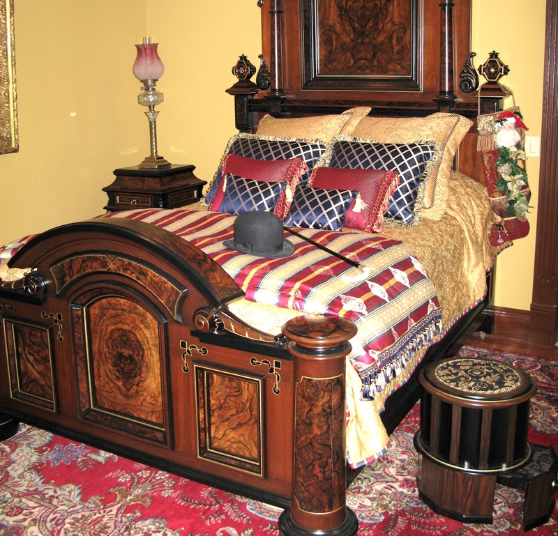Duvet, pillows, quilted bedspread in lavish trims